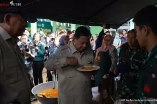 Momen Prabowo Makan...