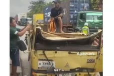 Muatan Besi Timpa Kabin...