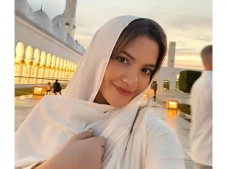 Marsha Aruan Pose di...