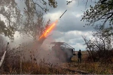 Ukraina Tembakkan Rudal...