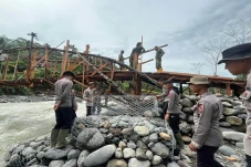 Bangun Jembatan Darurat...