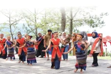 Pengunjung Padati Toba...