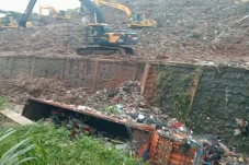 Gunungan Sampah di TPST...