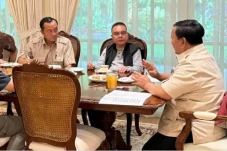 Prabowo Bertemu Dasco,...