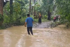 Jembatan Terendam Banjir,...