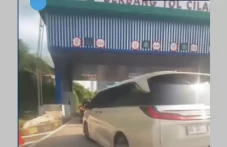 Mobil Pelat RI 25 Diduga...