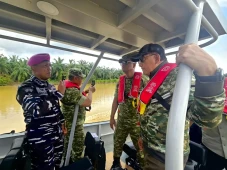 Menhan Tinjau Kondisi...