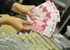 Rupiah Ambruk ke Rp16.740...