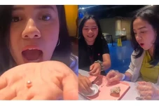 Azia Jadi Tukang Perhiasan...