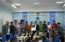KH Cholil Nafis Resmi...