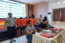 5 Warga Penganiaya 2...