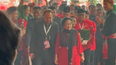 Megawati Didampingi...