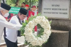 Di Depan Pusara Pahlawan...