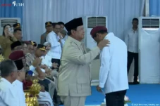 Gus Ipul Menangis di...