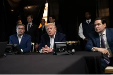 Trump Bercanda Menlu...