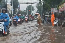 Banjir Rendam Jalan...