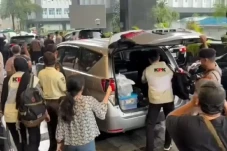 Penyidik KPK Bawa Sejumlah...