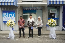Biru Container di SPBU...