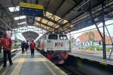 9 Perjalanan Kereta...