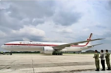 Bertolak ke Inggris,...