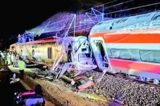 Dua Kereta Api Tabrakan...