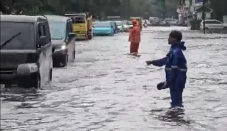 Banjir Rendam Jalan...