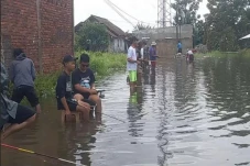 Banjir 1 Meter Rendam...