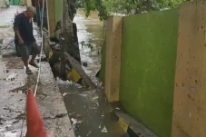 Tembok Pembatas Jebol,...