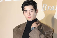 Cha Eun Woo Diduga Memindahkan...