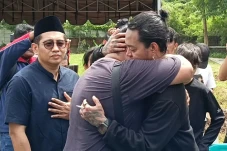 Reza Arap Bersimpuh...