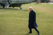 Trump Sebut Kanada Menentang...