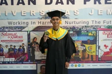 Lulusan Terbaik UNEJ,...