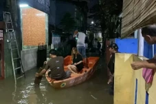 Kali Ciliwung Meluap,...