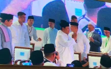 Momen Prabowo Disambut...
