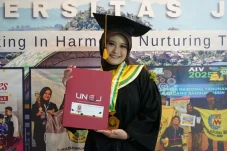 Kisah Nadiya, Wisudawan...