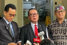 Roy Suryo Cs Ajukan...