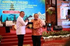 PKS Dapat Penghargaan...