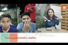Azia Iseng Sambil Mukbang,...