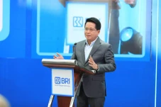 Bersinar di Panggung...