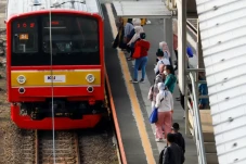 Penumpang Commuter Line...
