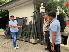 Pengemudi Mobil Tabrak...