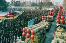 Kim Jong-un Pamer Peluncur...
