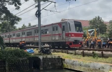 Pascainsiden Truk Tertabrak...