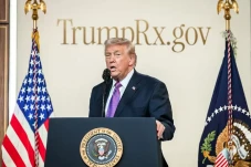 Trump Berubah Lagi,...