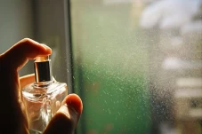 Semprot Parfum di Leher...