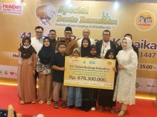 Rayakan Usia 41 Tahun,...