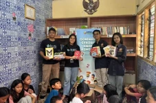 Dapat Ratusan Buku dari...