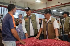 Dirut Bulog Sidak Keliling...