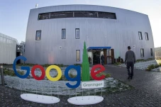 Google Membangun Pusat...