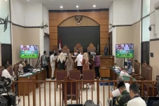 KPK Bawa 2 Koper Tumpukan...